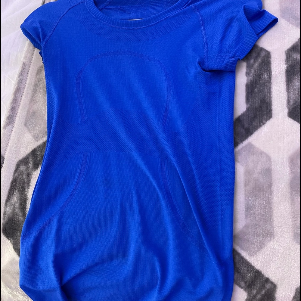 Size 4 lulu shirt